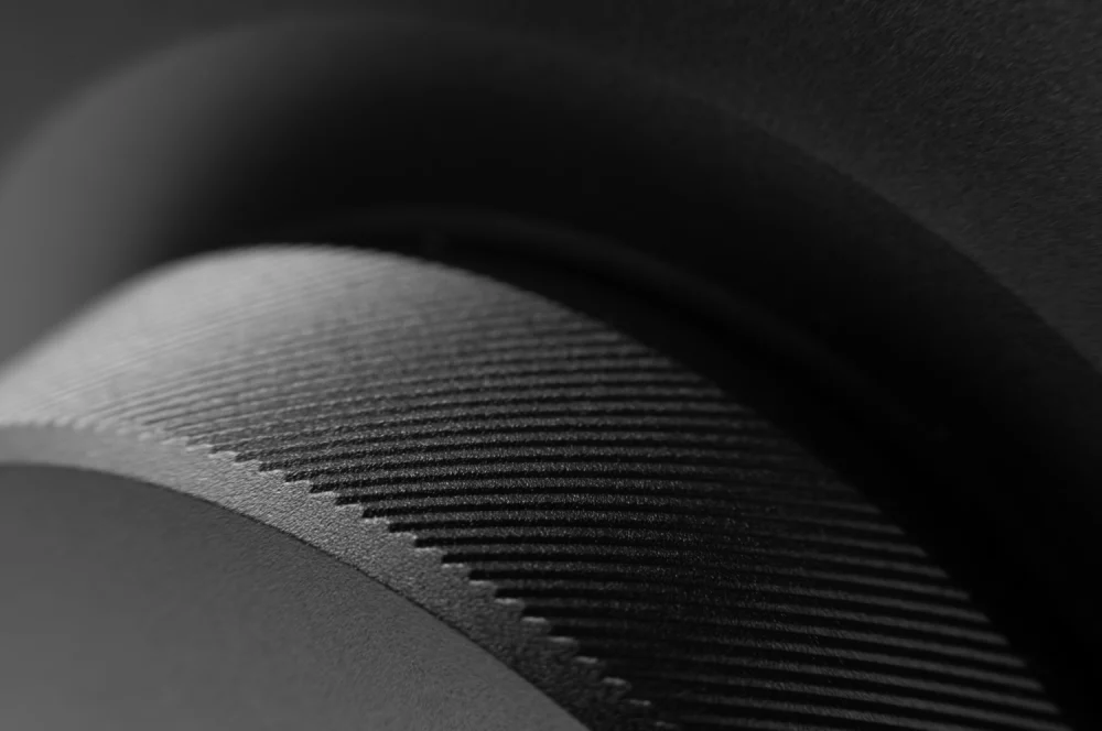 Detailní záběr na texturovaný ovládací knoflík na zařízení Cambridge Audio