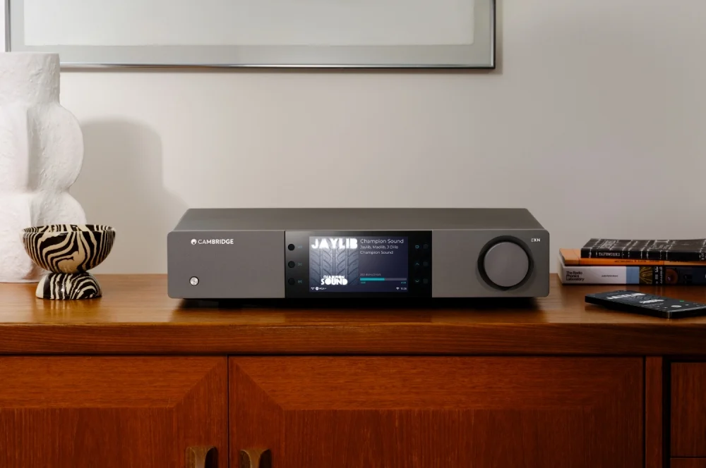 Nastavení Cambridge Audio v moderním obývacím pokoji