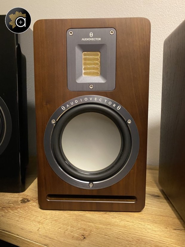 Audiovector QR 1 - walnut - demo pár ze studia