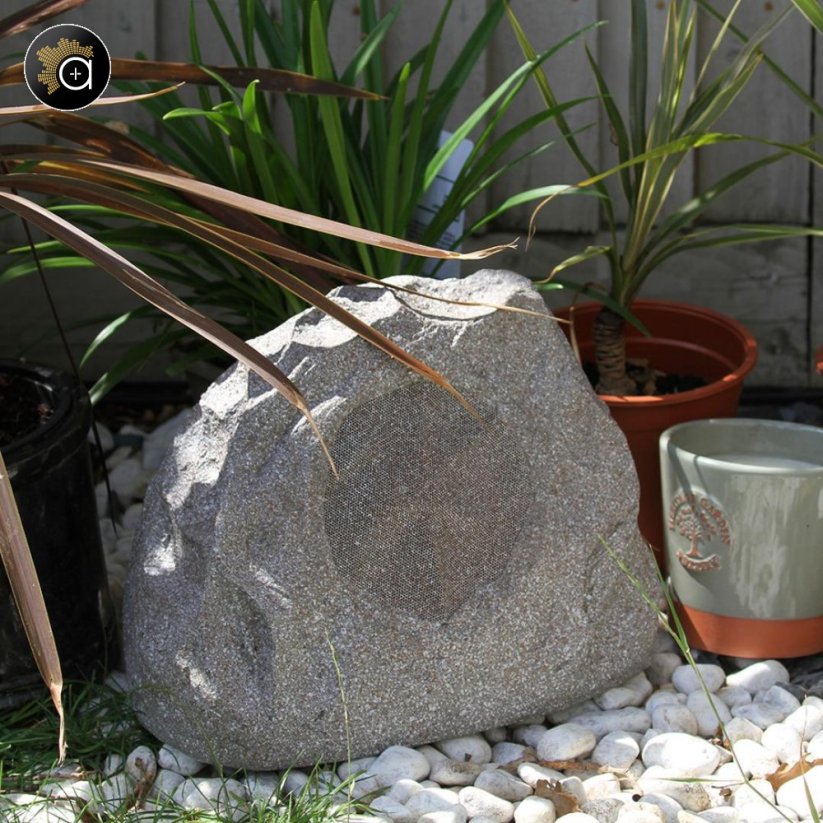 Set zahradních reproduktorů - aktivního a pasivního hrajícího kamene s IP54 ochranou od Lithe Audio a Bluetooth konektivitou