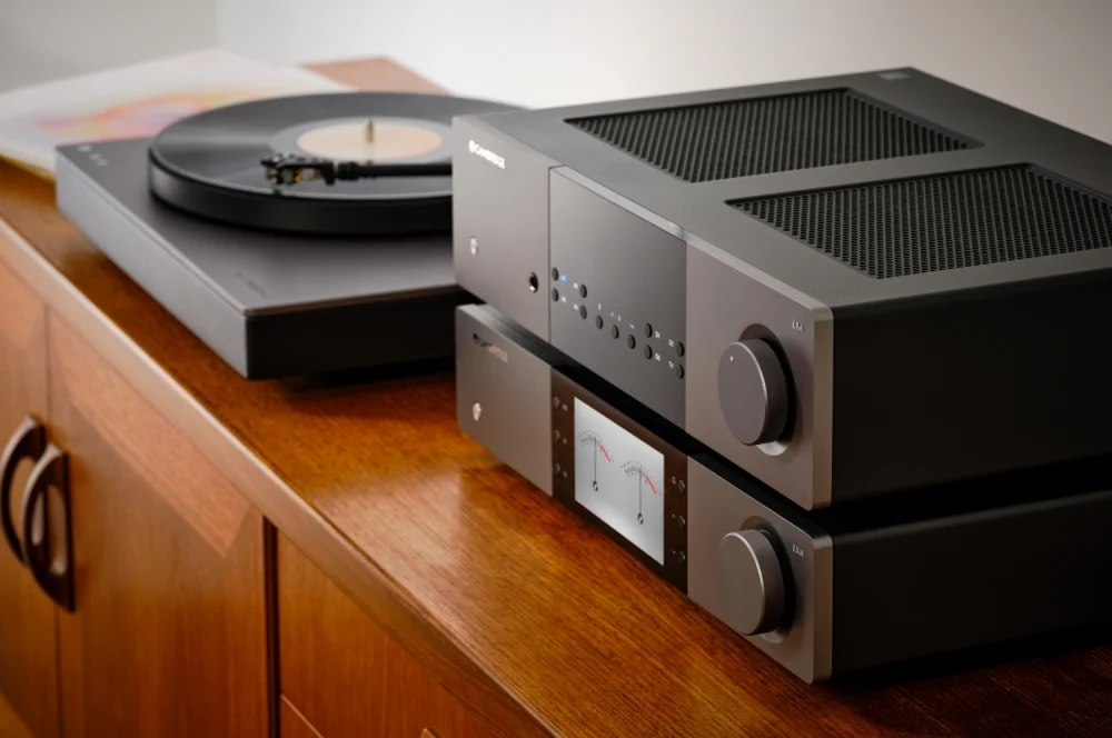 Cambridge Audio zesilovač a gramofon s vinylovou deskou na dřevěném povrchu